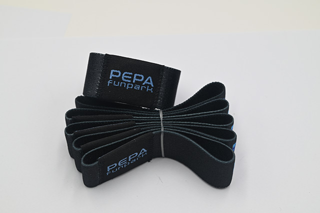 與條形碼掃描類似,RFID腕帶電子標簽有一套完整的使用系統(tǒng) 與條形碼掃描類似,RFID腕帶電子標簽有一套完整的使用系統(tǒng)